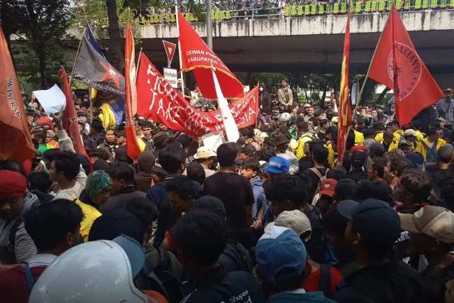 Polisi Cegat Massa yang Baru Datang ke Depan Gedung DPR untuk Demo 27 Agustus  — News