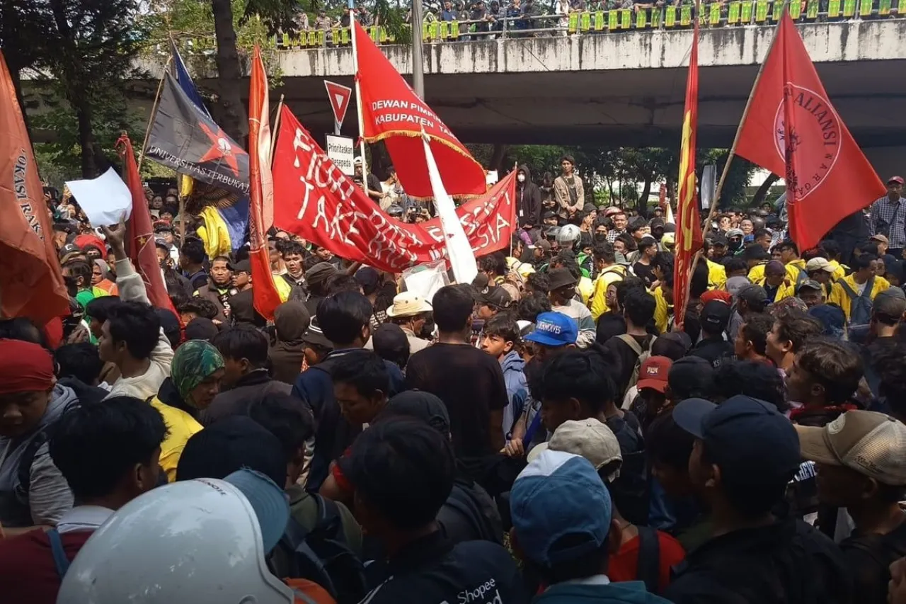 Polisi Cegat Massa yang Baru Datang ke Depan Gedung DPR untuk Demo 27 Agustus  — News